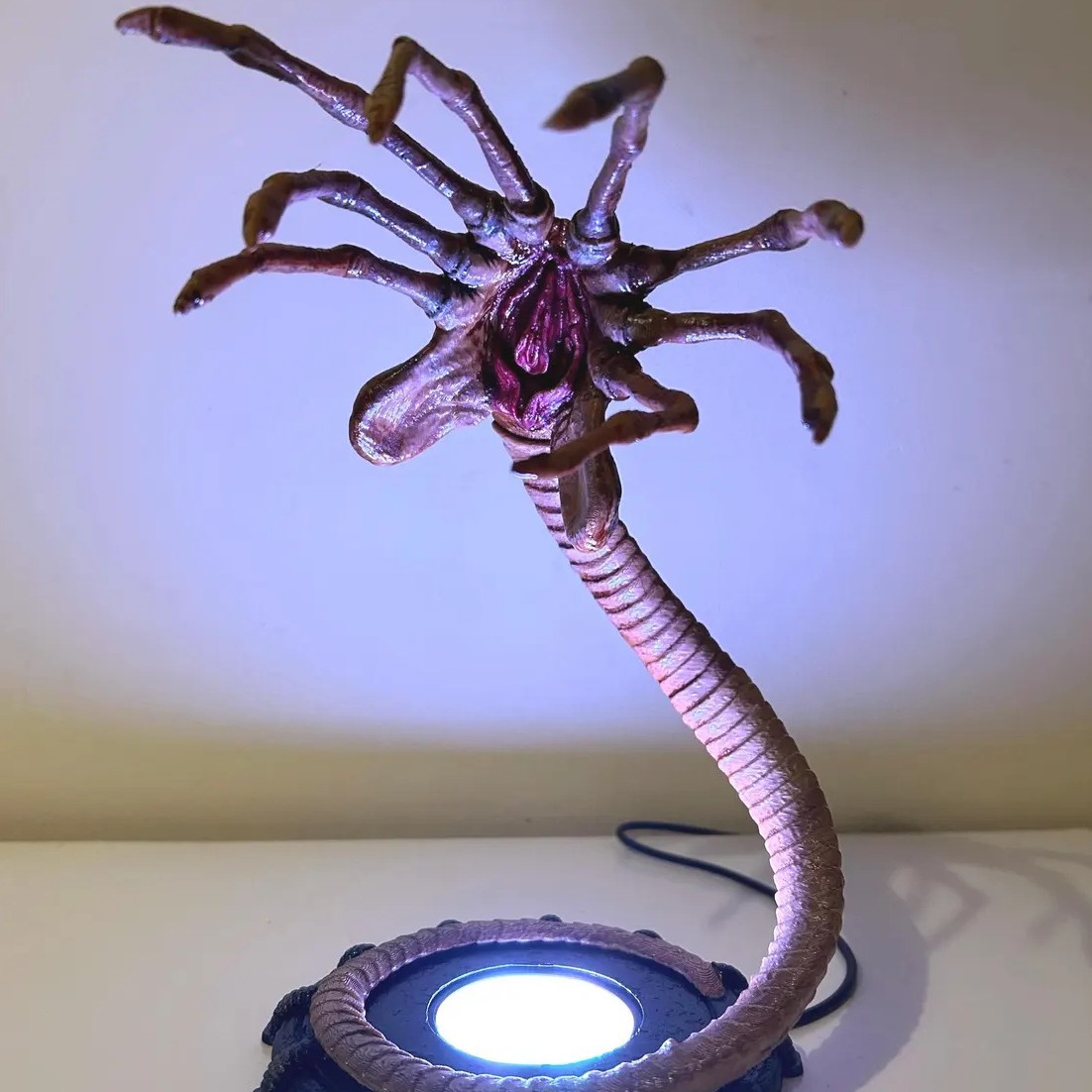 Alien Facehugger Lamp Nightlig - Home Decor Inspo reseña y precio