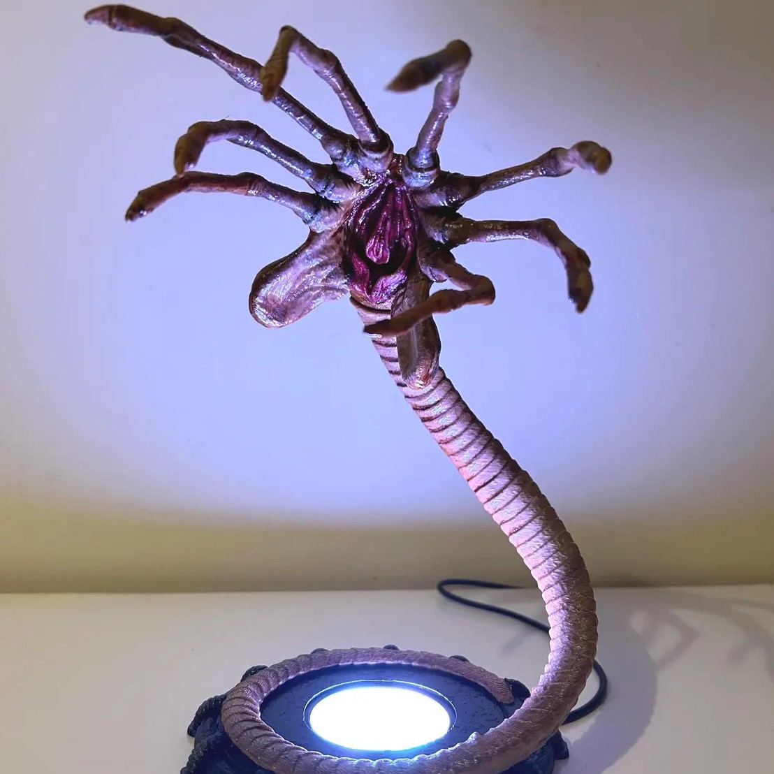 Alien Facehugger Lamp Nightlig - Home Decor Inspo reseña y precio